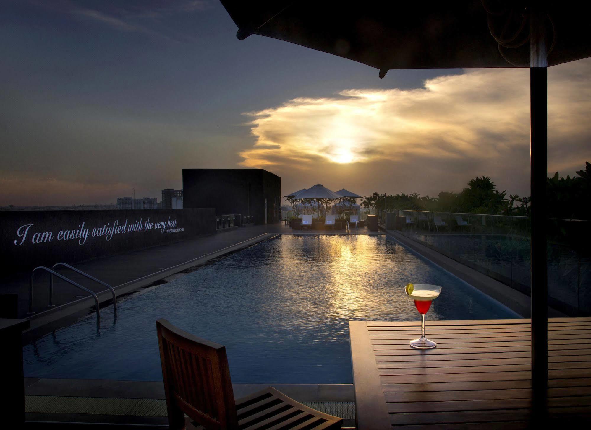 The Waverly Hotel & Residences Bangalore Bagian luar foto